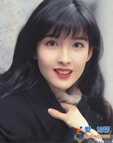 55歲周慧敏近況曝光 現身高級餐廳打扮樸素 膚白貌美女神范兒十足 55歲周慧敏近況曝光 現身高級餐廳打扮樸素 膚白貌美女神范兒十足