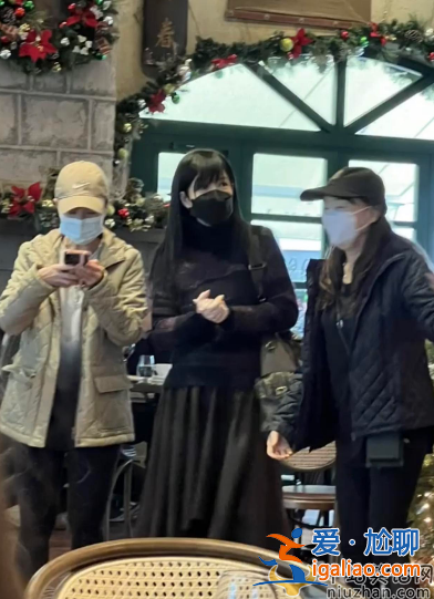 55歲周慧敏近況曝光 現身高級餐廳打扮樸素 膚白貌美女神范兒十足 55歲周慧敏近況曝光 現身高級餐廳打扮樸素 膚白貌美女神范兒十足