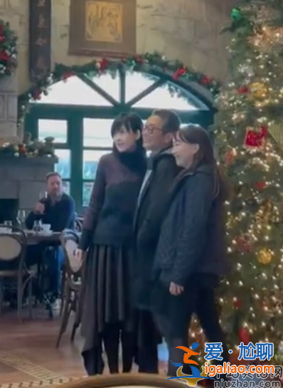 55歲周慧敏近況曝光 現身高級餐廳打扮樸素 膚白貌美女神范兒十足 55歲周慧敏近況曝光 現身高級餐廳打扮樸素 膚白貌美女神范兒十足