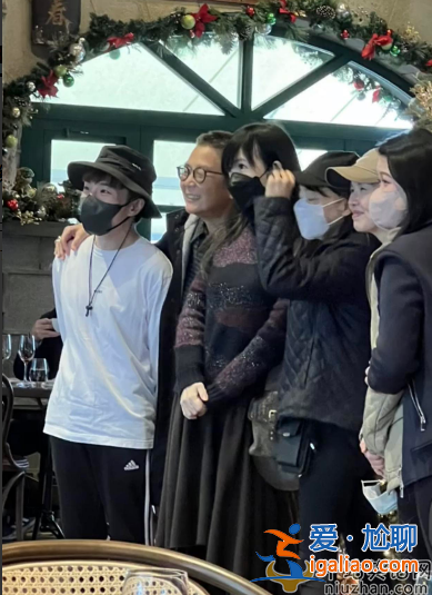 55歲周慧敏近況曝光 現身高級餐廳打扮樸素 膚白貌美女神范兒十足 55歲周慧敏近況曝光 現身高級餐廳打扮樸素 膚白貌美女神范兒十足