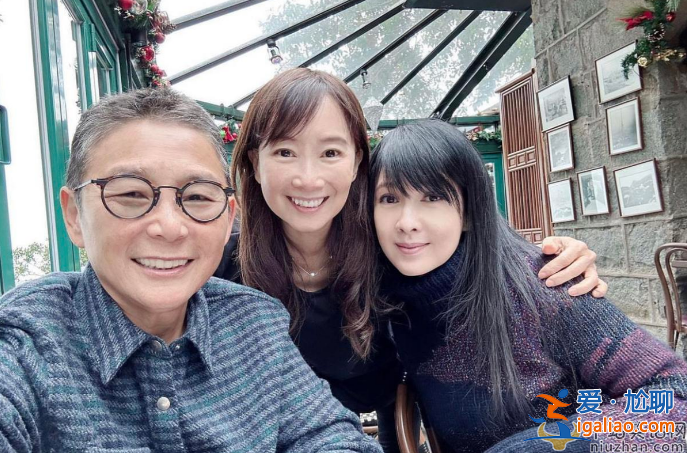 55歲周慧敏近況曝光 現身高級餐廳打扮樸素 膚白貌美女神范兒十足 55歲周慧敏近況曝光 現身高級餐廳打扮樸素 膚白貌美女神范兒十足