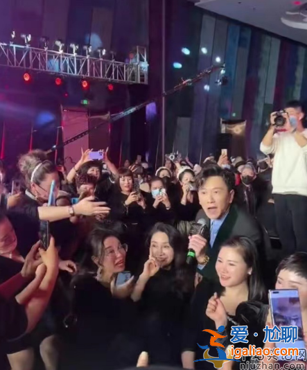 溫兆倫罕見現身商演 對臺下一眾富婆飛吻 美人如云環抱四周太養眼
