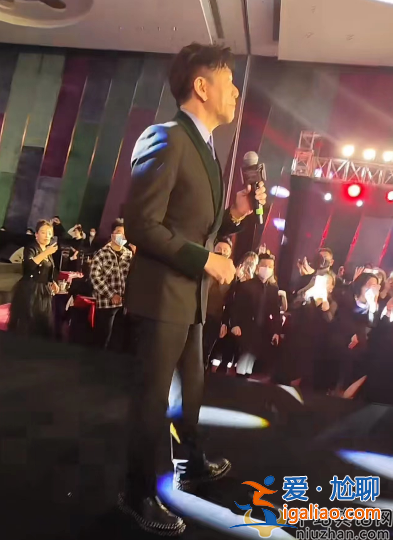 溫兆倫罕見現身商演 對臺下一眾富婆飛吻 美人如云環抱四周太養眼