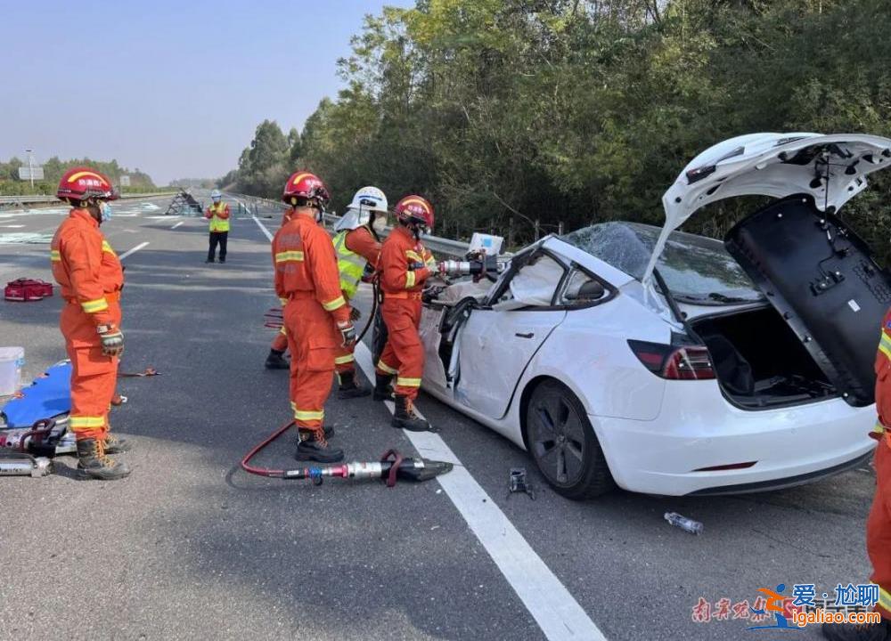 特斯拉幾乎報廢司機身亡 大貨車被撞翻滾？
