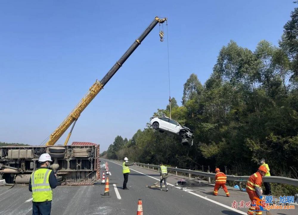 特斯拉幾乎報廢司機身亡 大貨車被撞翻滾？