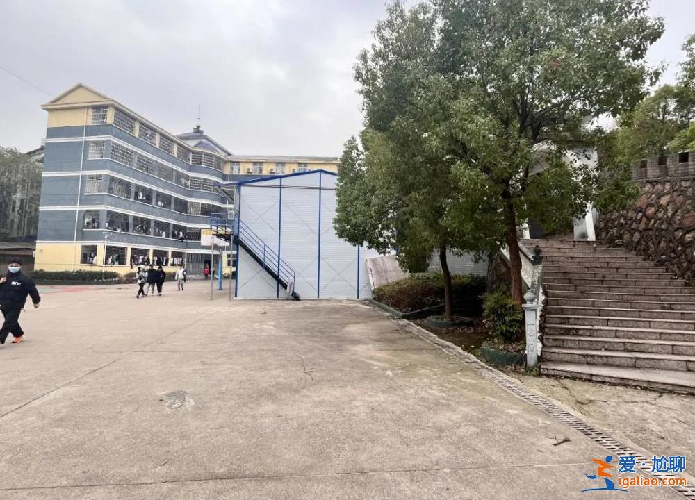 被焦灼、無(wú)解、謠言裹挾的雙親? 被焦灼、無(wú)解、謠言裹挾的雙親?