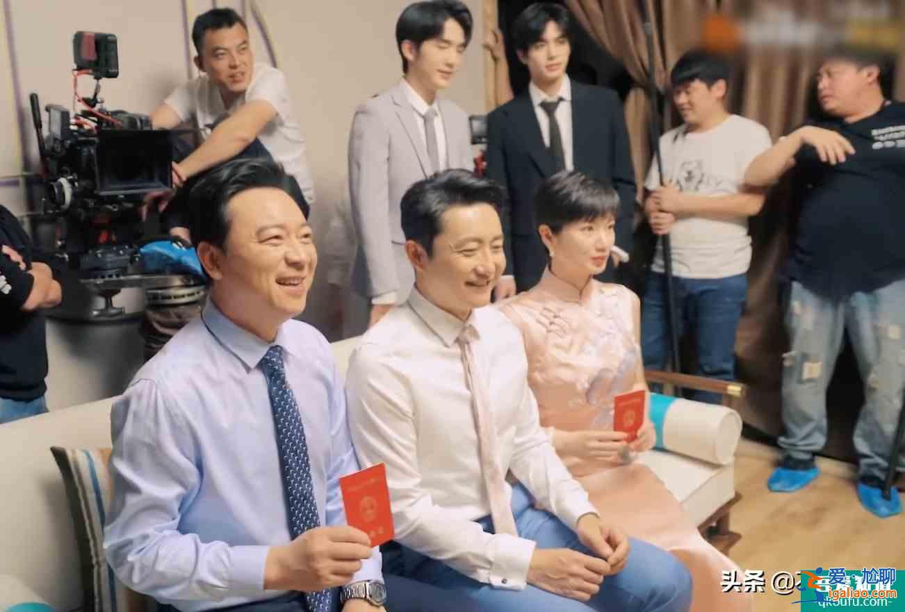《以家人之名》全家福花絮：賀梅給自己加動(dòng)作，凌爸搞笑擔(dān)當(dāng)？