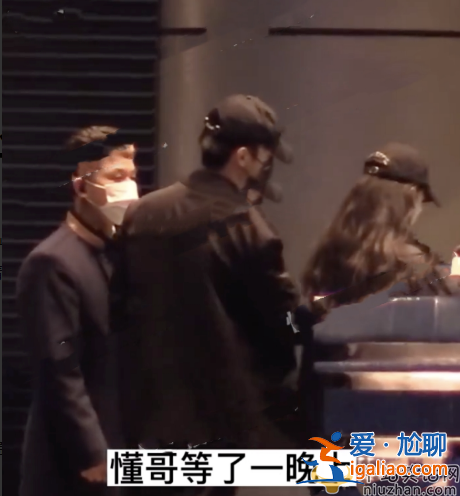 許凱戀情曝光!與神秘女友牽手摟抱 酒店共度良宵