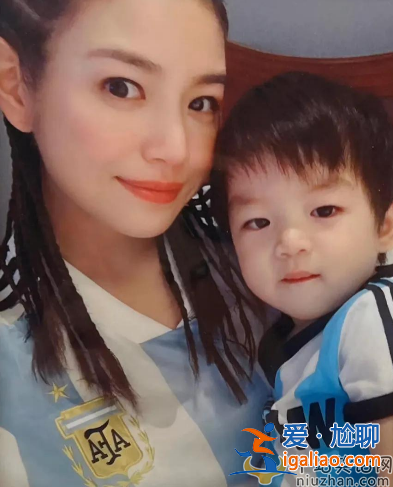 陳妍希首次公開兒子正臉!小星星帥氣模樣像爸爸陳曉 網友直呼太可愛了