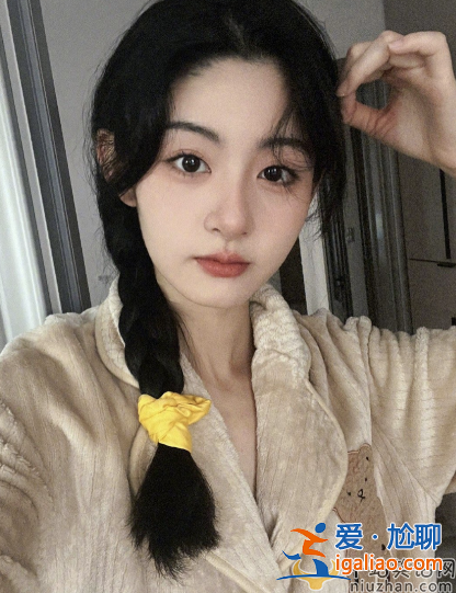 許凱戀情曝光!與神秘女友牽手摟抱 酒店共度良宵