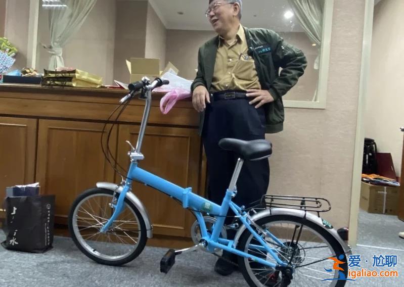 柯文哲卸任8年臺北市長 打包行囊時笑稱“死對頭的贈禮最實用”？