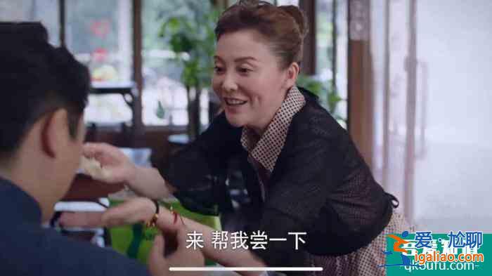 《以家人之名》凌爸看到紅英給李爸喂餃子吃醋了，爸爸互動太精彩？
