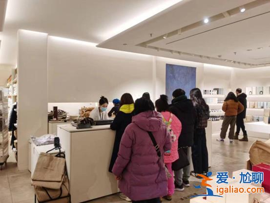 餐館等位椅上坐滿了人 出京冰雪游數據暴漲？