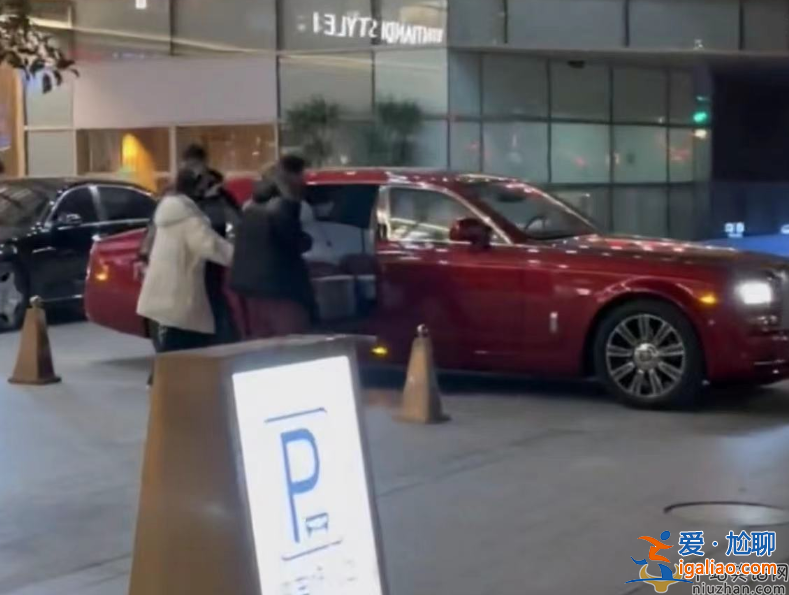 王思聰新戀情曝光!與女友牽手逛街坐豪車回家，現(xiàn)場曝光膩歪甜蜜