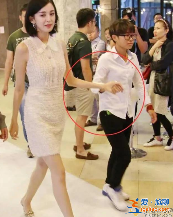 趙露思讓助理伺候脫鞋穿襪子引爭議!網友吐槽：啊呸內娛明星太高貴