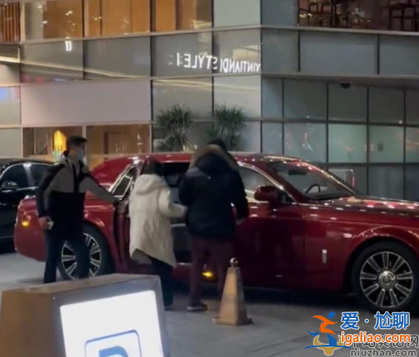 王思聰新戀情曝光!與女友牽手逛街坐豪車回家，現(xiàn)場曝光膩歪甜蜜