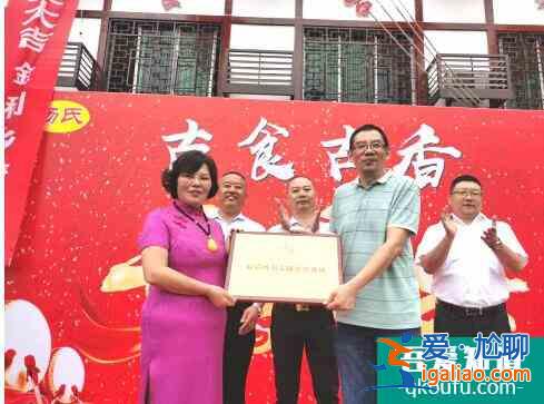 樂山楊氏蹺腳牛肉旗艦店盛裝開業！老食客結隊前來捧場？