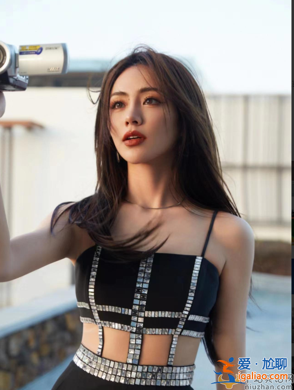 蔡徐坤戀情曝光！與女友謝可寅多次戴情侶款 曾曝與二字女星有染