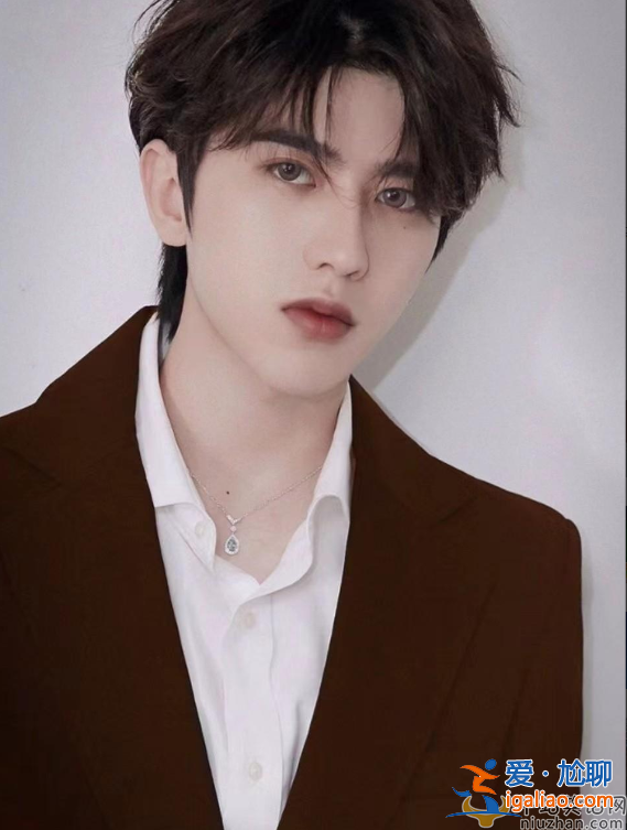 蔡徐坤戀情曝光！與女友謝可寅多次戴情侶款 曾曝與二字女星有染