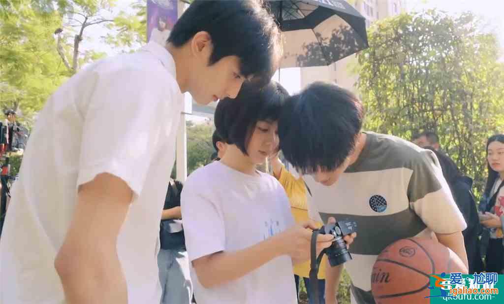 《以家人之名》三兄妹戲中親密戲外不聯系？塑料友情不該隨便定義？