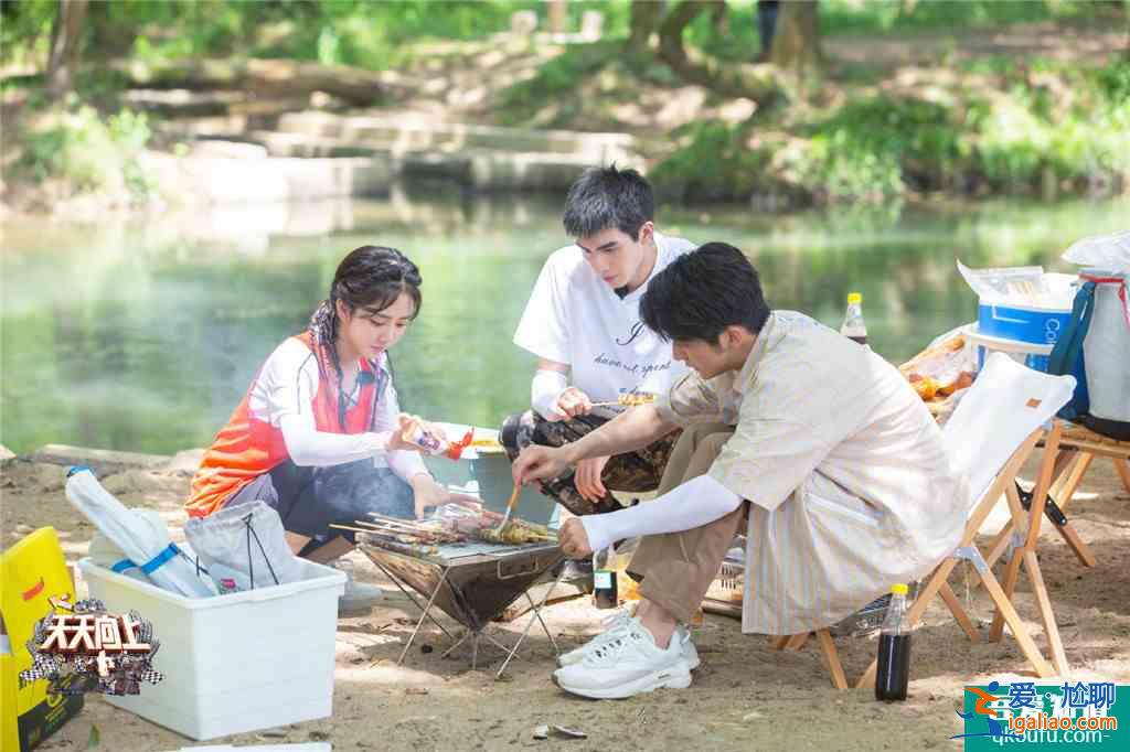 《以家人之名》三兄妹戲中親密戲外不聯系？塑料友情不該隨便定義？