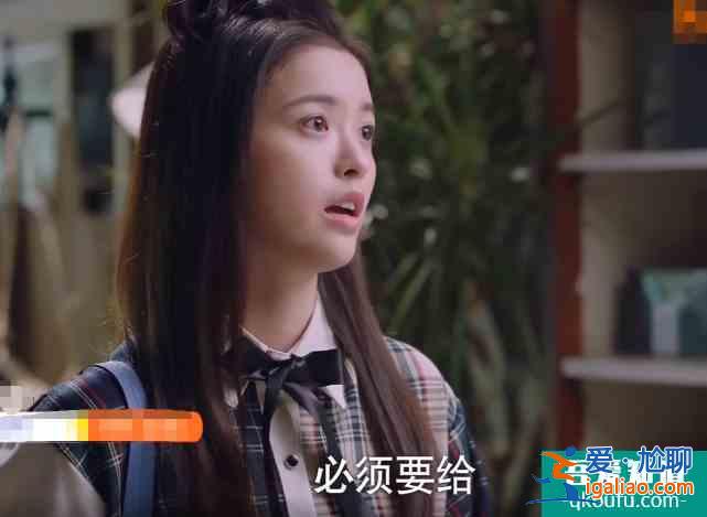 以家人之名：凌霄媽媽請(qǐng)李爸一家聚餐，誰(shuí)注意座位？才知他向著誰(shuí)？
