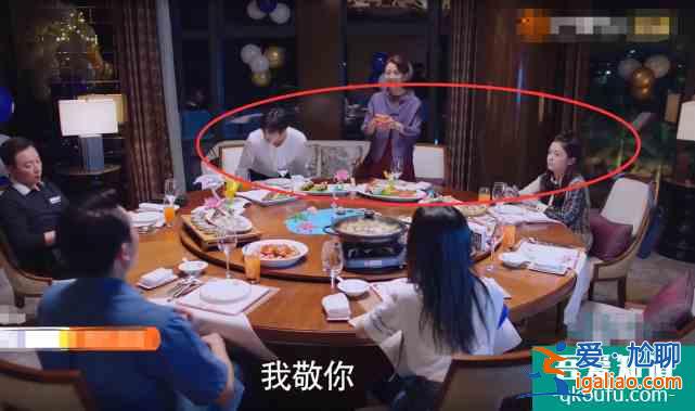以家人之名：凌霄媽媽請(qǐng)李爸一家聚餐，誰(shuí)注意座位？才知他向著誰(shuí)？