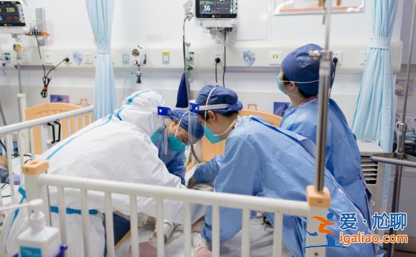 患者激增、重癥高峰、人手緊缺 記者在急診一線蹲點紀實拍下這些畫面？