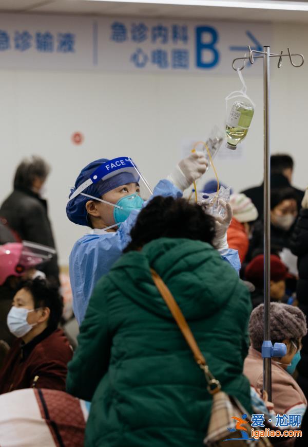 患者激增、重癥高峰、人手緊缺 記者在急診一線蹲點紀實拍下這些畫面？