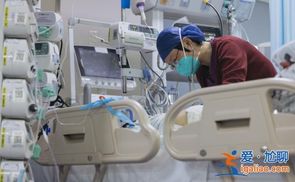 患者激增、重癥高峰、人手緊缺 記者在急診一線蹲點紀實拍下這些畫面？