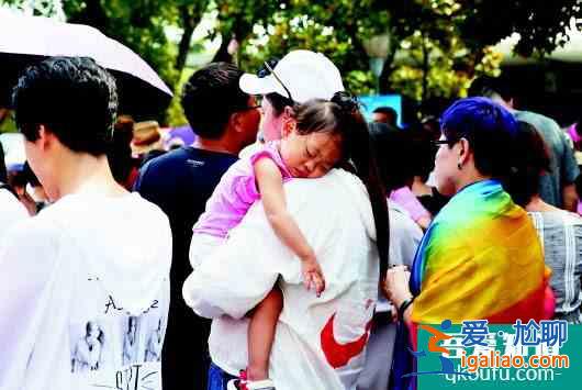 立秋后悶熱天仍持續 游客“烤游”午后盡顯疲態？