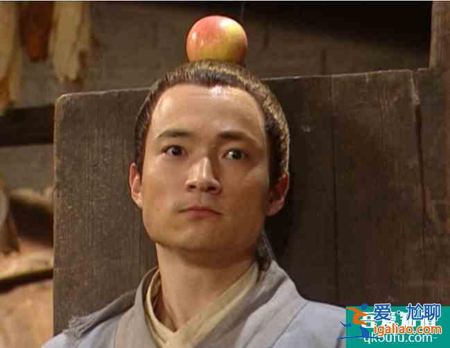 白色月光：呂秀才“偷親”40歲宋佳，嫌棄到表情失控，連翻白眼？