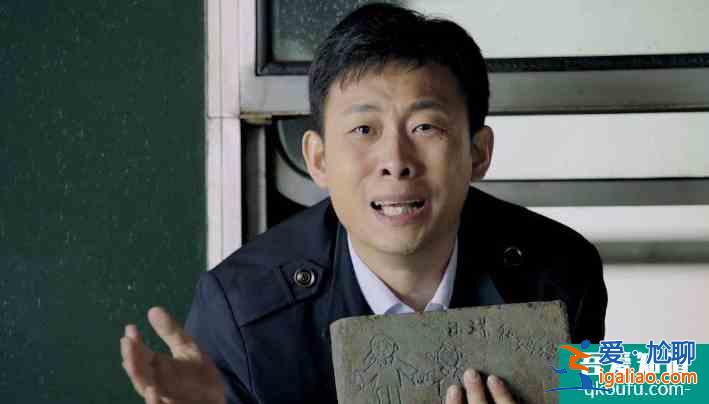 《白色月光》中的宋佳，無需炸裂的演技，舉手投足全是壓抑？
