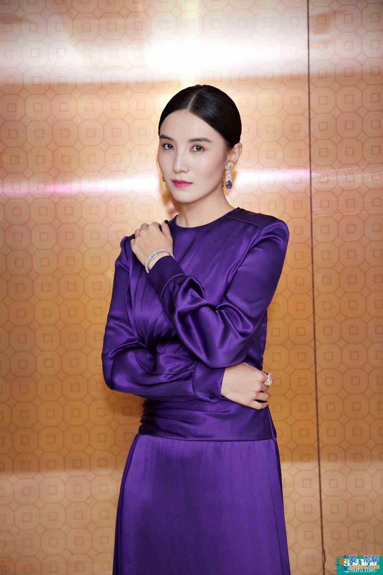 宋佳不愧是《白色月光》女強(qiáng)人，穿紫色連衣長裙，氣場高級裝不來？