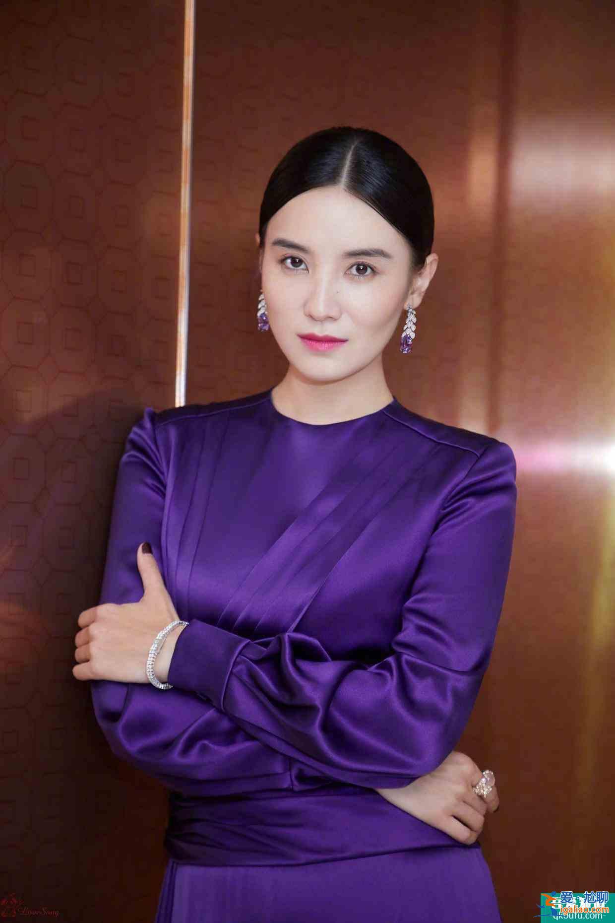 宋佳不愧是《白色月光》女強(qiáng)人，穿紫色連衣長裙，氣場高級裝不來？