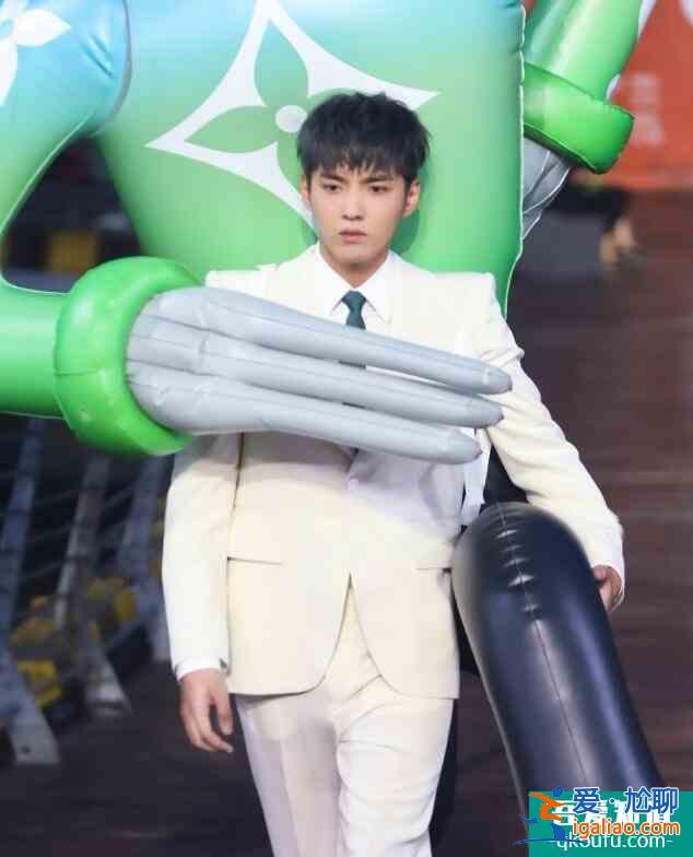 吳亦凡背玩偶走秀 穿聳肩白色西服套裝帥氣呆萌？