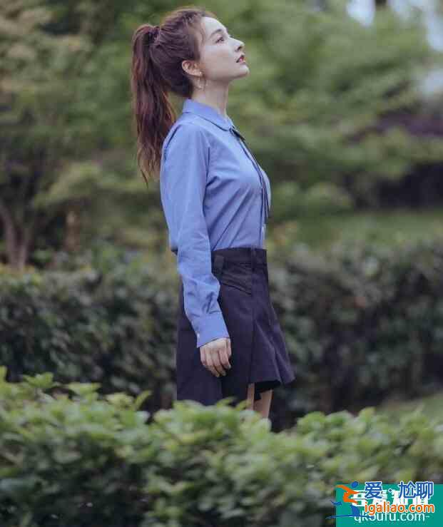 吳昕校服風清新寫真 青春活力少女感滿滿？