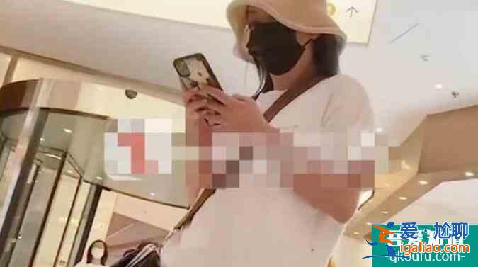 44歲趙薇獨自逛商場 打扮十分樸素低調沒有架子？