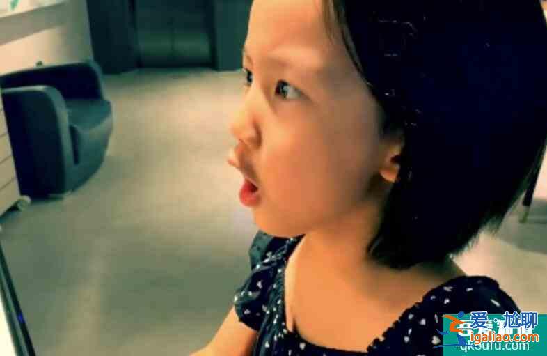 黃磊小女兒唱詠嘆調 坐在鋼琴前彈唱相當投入？