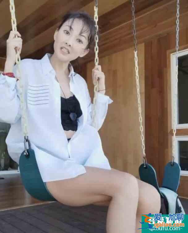 48歲牛莉蕩秋千 玩下衣失蹤秀長腿狀態好？