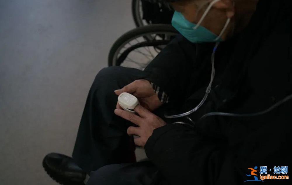 急診人滿為患 醫護帶病救人 “一個干倒再上來一個”？