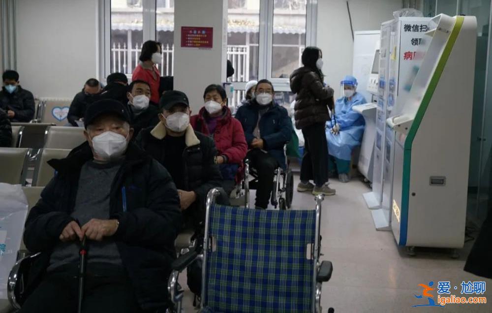急診人滿為患 醫護帶病救人 “一個干倒再上來一個”？
