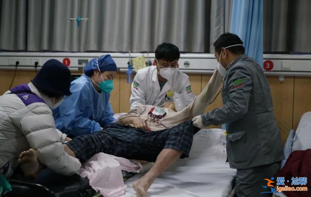 急診人滿為患 醫護帶病救人 “一個干倒再上來一個”？