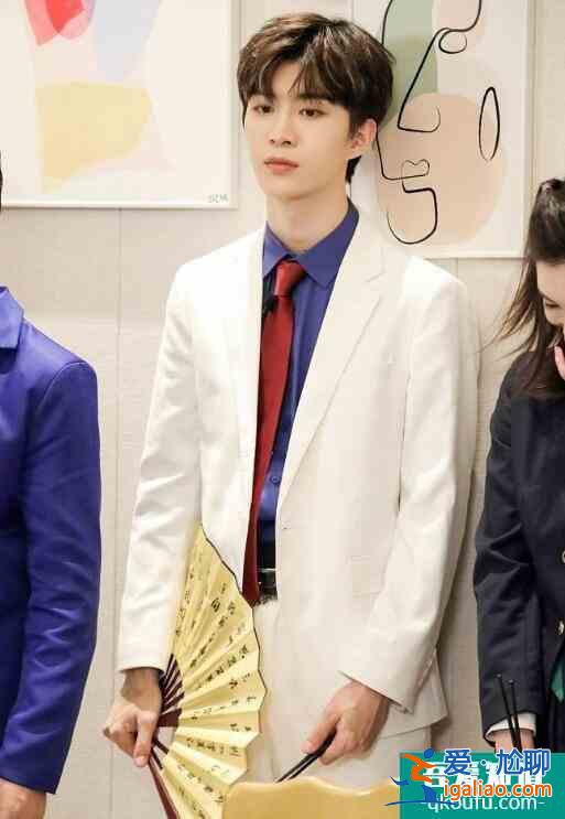范丞丞cos怪盜基德 表情靈動(dòng)秒變可愛大男孩？