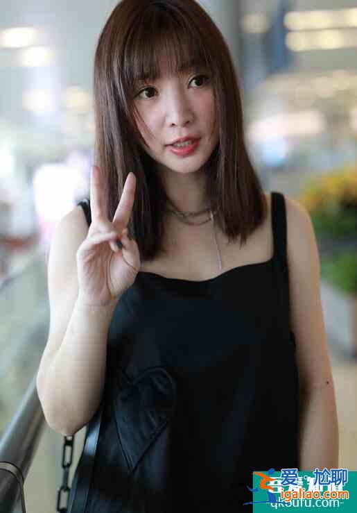 柳巖梳齊肩發似少女 對鏡比耶甜笑心情好？
