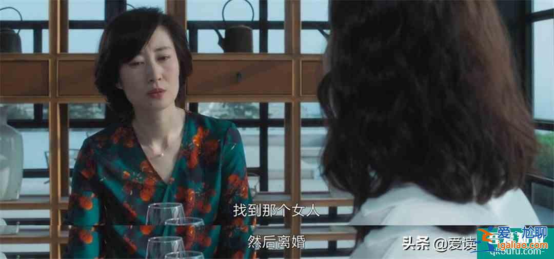 《白色月光》：成年人沒有崩潰的自由，內心很崩潰，也要笑臉迎人？