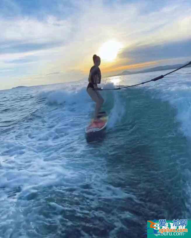 baby曬沖浪視頻 伸開雙臂馳騁海浪之上又颯又美？