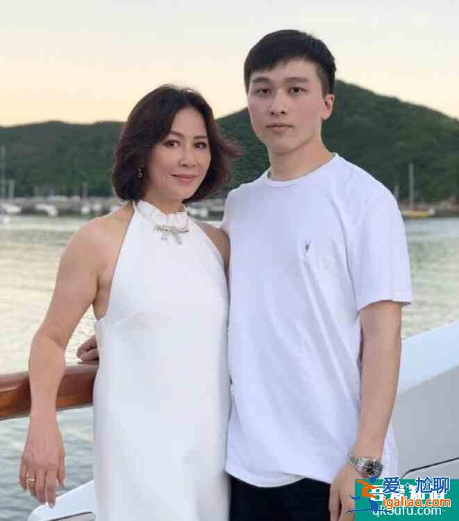 劉嘉玲曬美照狀態好 戴墨鏡穿白裙御姐風滿滿? 劉嘉玲曬美照狀態好 戴墨鏡穿白裙御姐風滿滿?