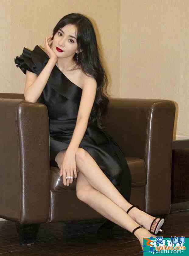 楊冪穿黑裙配紅唇 大秀香肩美腿性感火辣十足? 楊冪穿黑裙配紅唇 大秀香肩美腿性感火辣十足?