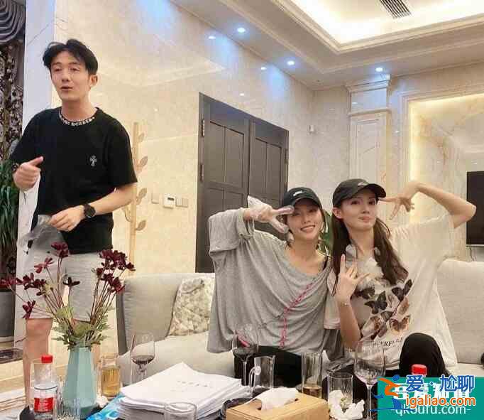 于正曬出深夜聚會照 張嘉倪金晨等藝人同框超養(yǎng)眼？